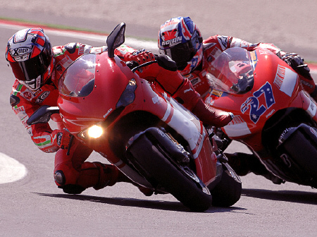 immagine ducati desmosedici 2008 in piega