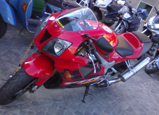 moto honda in passeggiata