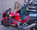 ragazza su moto honda